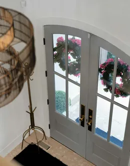 a hallway with a large mirror and a chandelier — detail 2